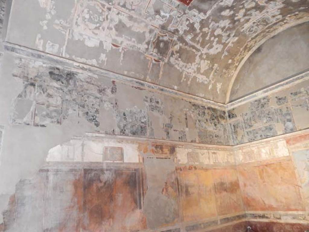 VIII.1.a, Pompeii. May 2018. Vaulted ceiling above north wall of oecus A. Photo courtesy of Buzz Ferebee.