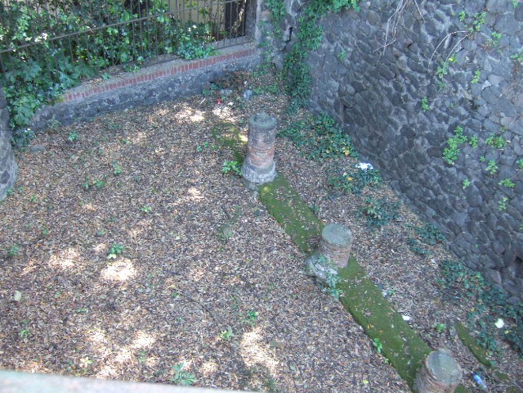 VIII.1.a Pompeii. May 2006. Looking towards continuation of columns of portico, at south end.