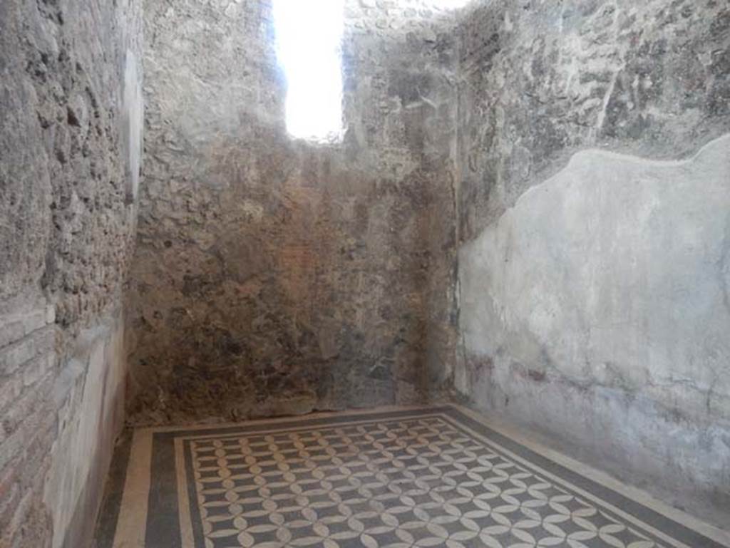VIII.2.1 Pompeii. May 2018. Looking north in triclinium on east side of atrium. Photo courtesy of Buzz Ferebee.

