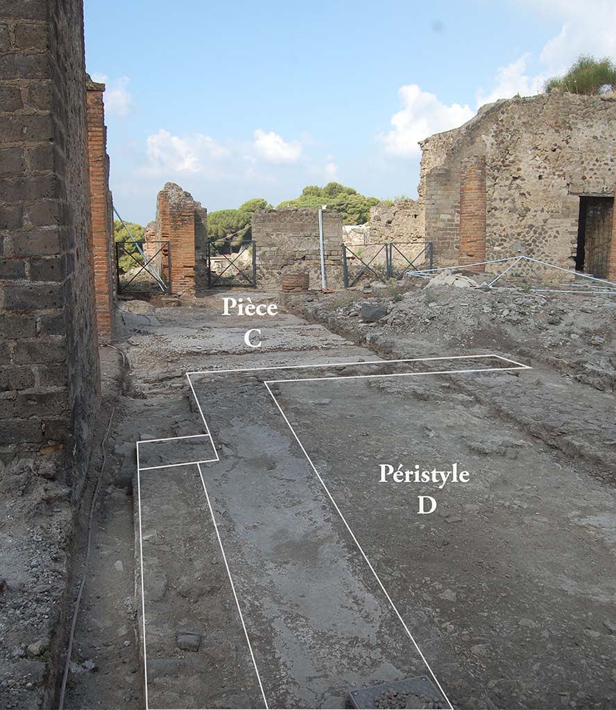 Fig. 5 - Pomp�i, Maison des Mosa�ques g�om�triques. Le p�ristyle D. Vue depuis l�angle sud-est du p�ristyle 41.
Photo courtoisie de Sandra Zanella. Agrandir / Enlarge (jpg, 2,4M)
Sur concession du Ministero dei Beni e delle Attivit� Culturali e del Turismo - Soprintendenza Speciale per i Beni Archeologici di Pompei, Ercolano e Stabia. 
Toute reproduction, par quelque moyen que ce soit, est interdite.
