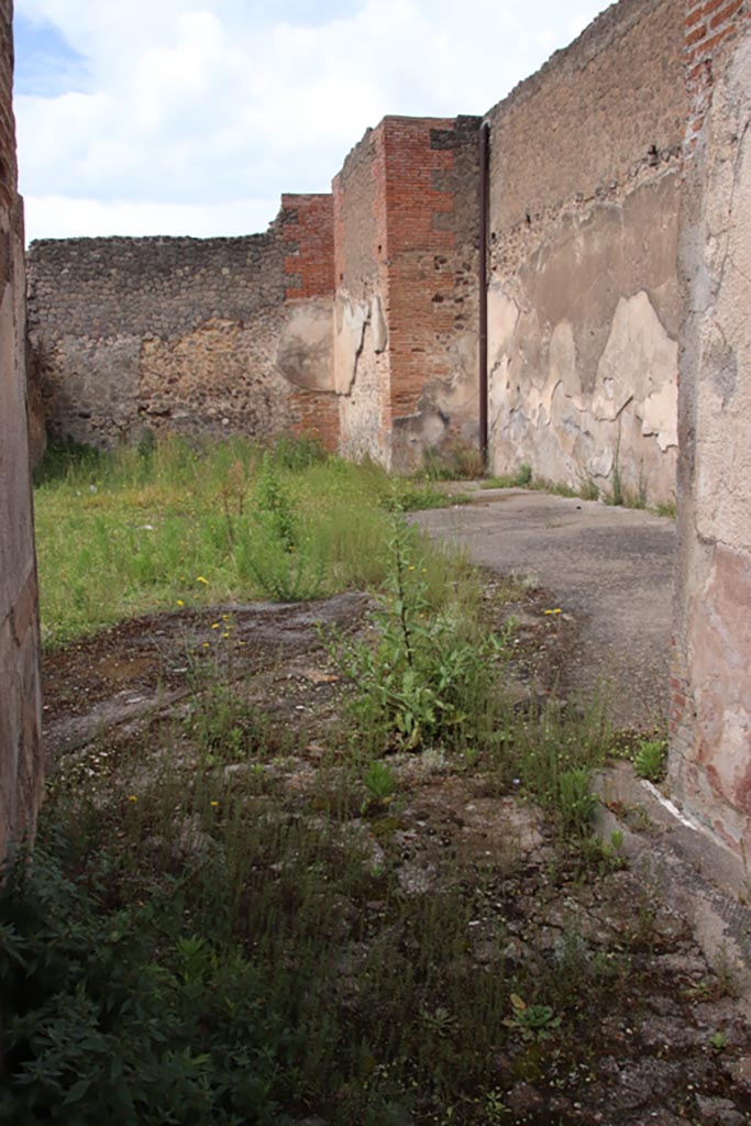 VIII.2.18 Pompeii. May 2024. 
Looking west along north side of atrium, from entrance corridor. Photo courtesy of Klaus Heese.


