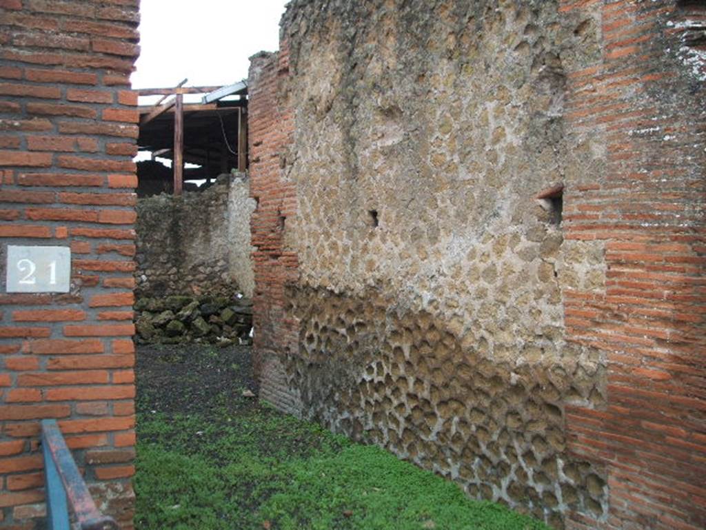 VIII.2.21 Pompeii. December 2004. Looking east from entrance doorway towards large room, a triclinium.
