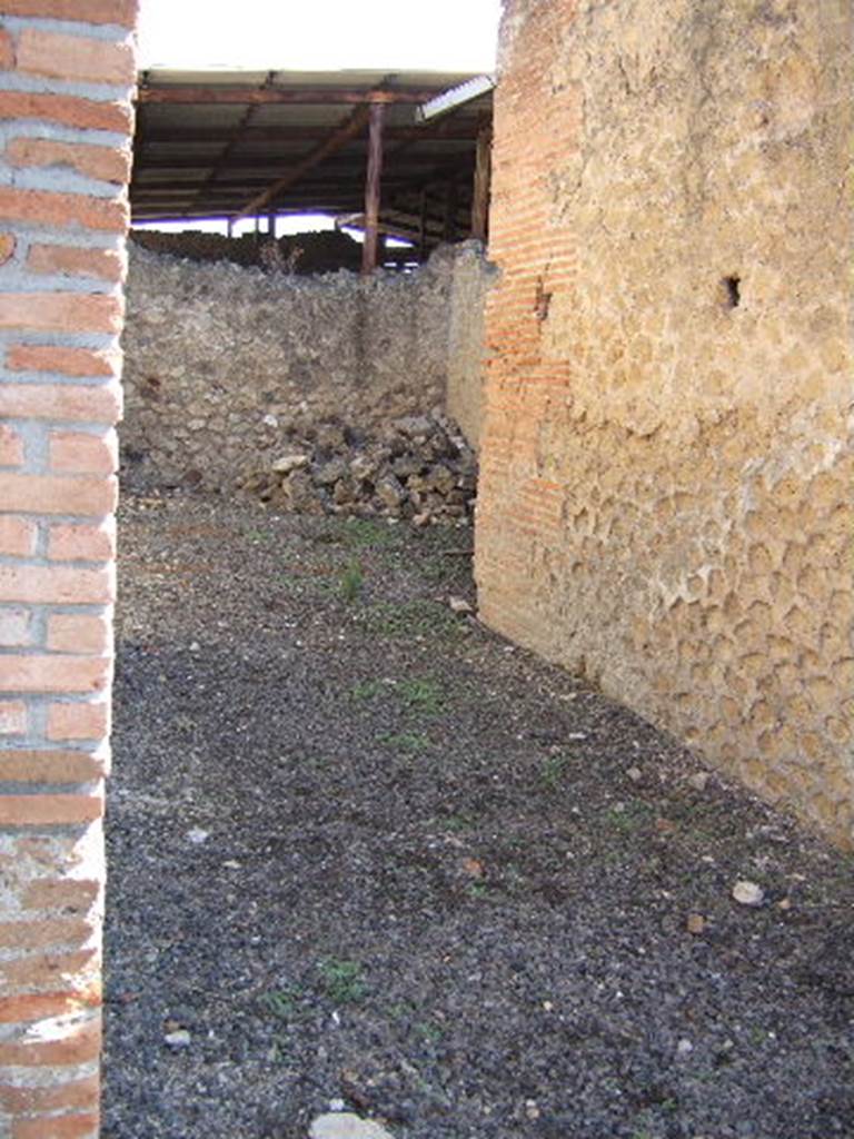 VIII.2.21 Pompeii. September 2005. Looking east from entrance doorway towards triclinium. 
According to Richardson, between the street and the atrium, the fauces and the rooms flanking the fauces had been destroyed to make a lobby.

