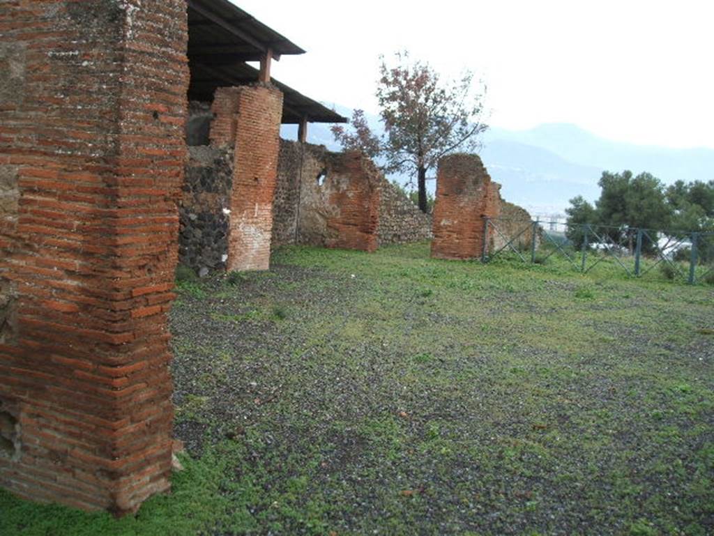 VIII.2.21 Pompeii. December 2004. Looking south-east from entrance doorway.