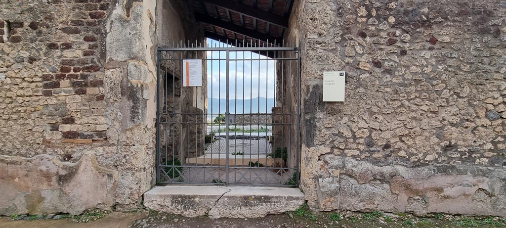 VIII.2.26 Pompeii. December 2023. Looking south to entrance doorway. Photo courtesy of Miriam Colomer.