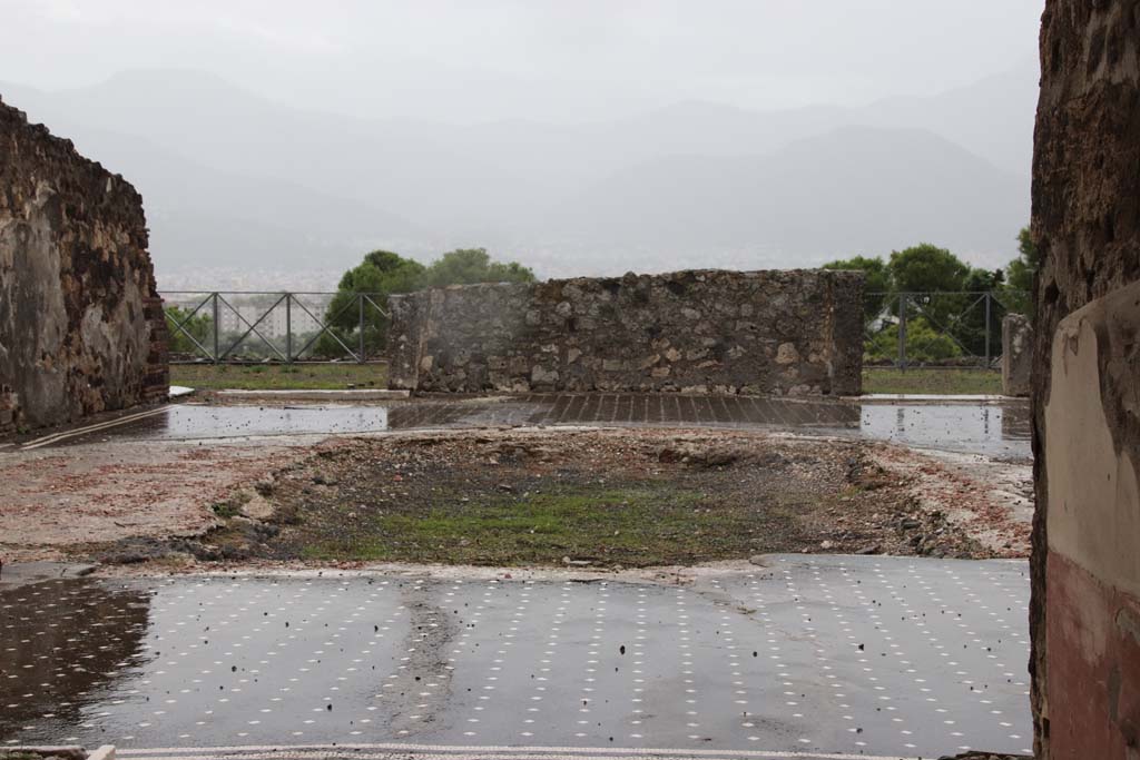 VIII.2.26 Pompeii. October 2020. Looking south from entrance across atrium ‘d’. Photo courtesy of Klaus Heese.