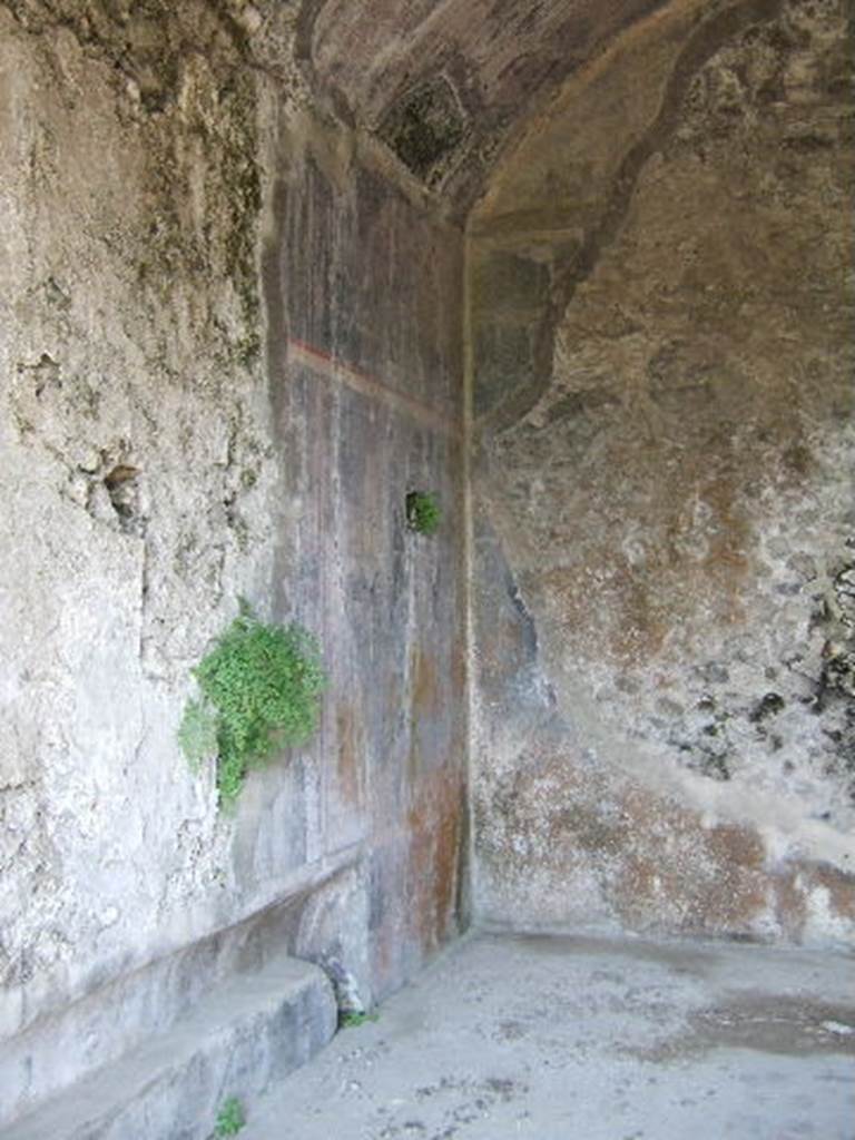 VIII.2.26 Pompeii. September 2005. Room 6, triclinium. West wall with long, low recess, and north-west corner.

