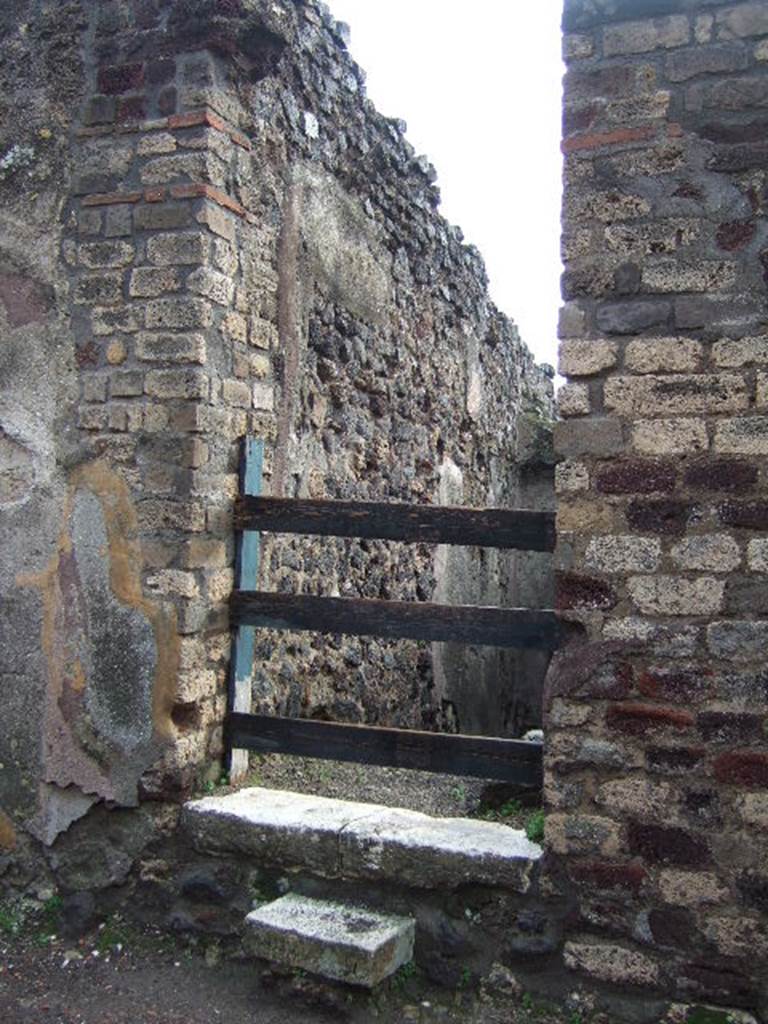 VIII.2.27 Pompeii. December 2005. Entrance to lower floor.