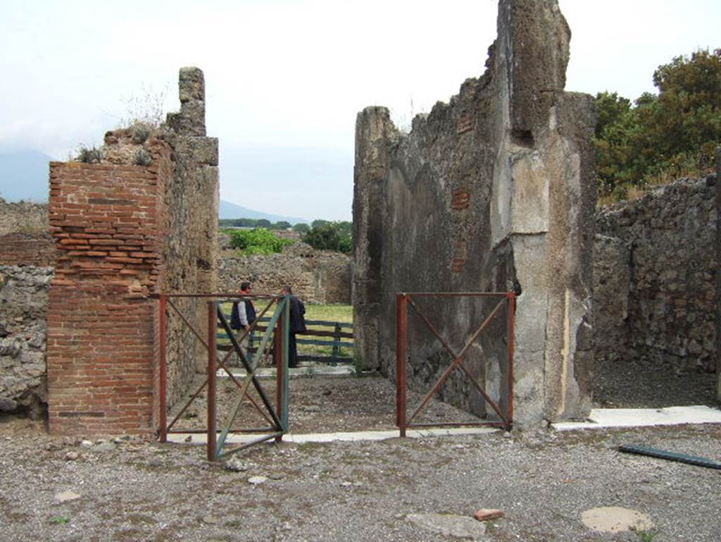 VIII.2.34 Pompeii. May 2006. Looking north from atrium ‘c’ through entrance corridor ‘b’, towards Vicolo della Regina.
