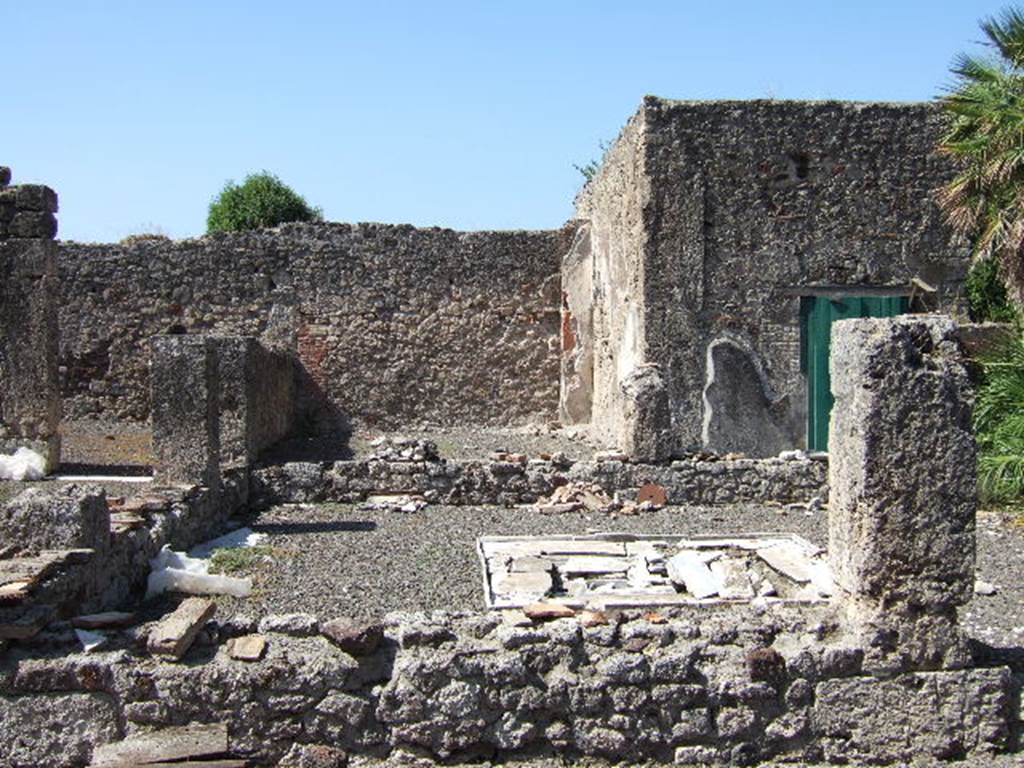 VIII.3.14 Pompeii. September 2005. Looking west across atrium. According to Fiorelli, the roof of the atrium was held up by the pilasters, between which was a pluteus (wall) enclosing the impluvium in the centre. Eschebach counted 11 pilasters.
See Pappalardo, U., 2001. La Descrizione di Pompei per Giuseppe Fiorelli (1875). Napoli: Massa Editore. (p.124)
See Eschebach, L., 1993. Gebäudeverzeichnis und Stadtplan der antiken Stadt Pompeji. Köln: Böhlau. (p.365)
