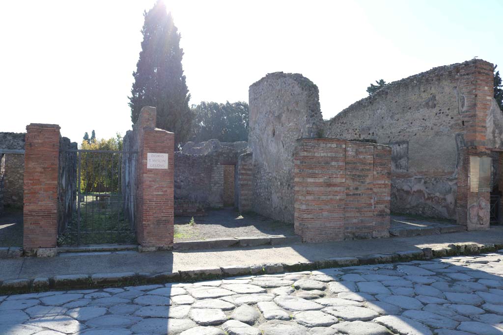 VIII.4.9 Pompeii, on left, VIII.4.8, in centre, and VIII.4.7, on right. December 2018. 
Looking south to entrances on Via dell�Abbondanza.  Photo courtesy of Aude Durand.

