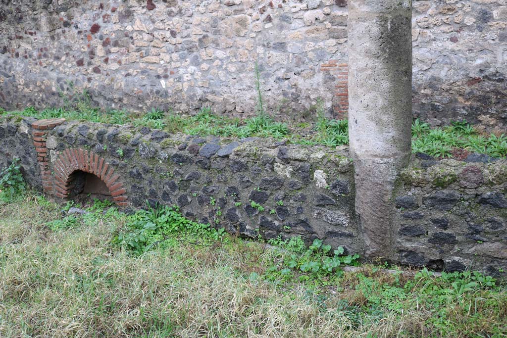 VIII.4.12, Pompeii. December 2018. Looking south along west wall of peristyle. Photo courtesy of Aude Durand.