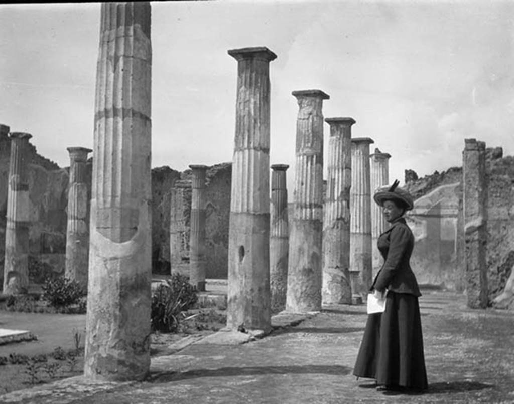 VIII.4.15 Pompeii. Looking north along east portico.  Photo by J. L. Myres.
Used with the permission of the Institute of Archaeology, University of Oxford. File name 6241 34586 J L Myres.
