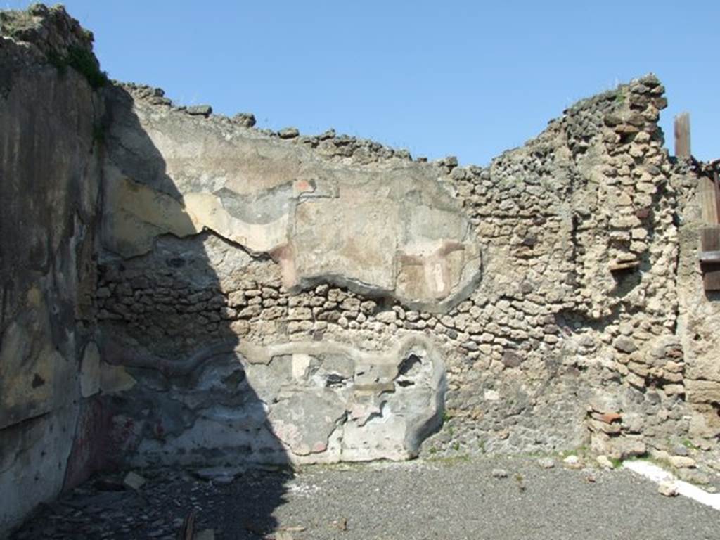 VIII.4.15 Pompeii.  March 2009.   Room 17.  Exedra. North wall.