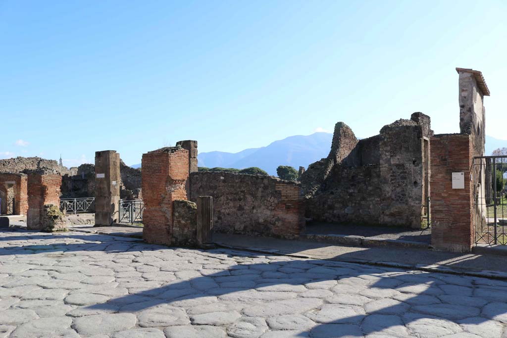 VIII.4.16 Pompeii, centre right. December 2018. 
Looking south-east on south side of Via dell�Abbondanza towards Holconius� crossroads, with Via Stabiana, on left. Photo courtesy of Aude Durand.

