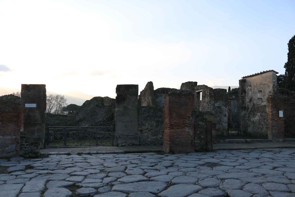 VIII.4.17, Pompeii December 2018. 
Looking south to entrance doorway, at corner of junction between Via dell�Abbondanza and Via Stabiana. Photo courtesy of Aude Durand.

