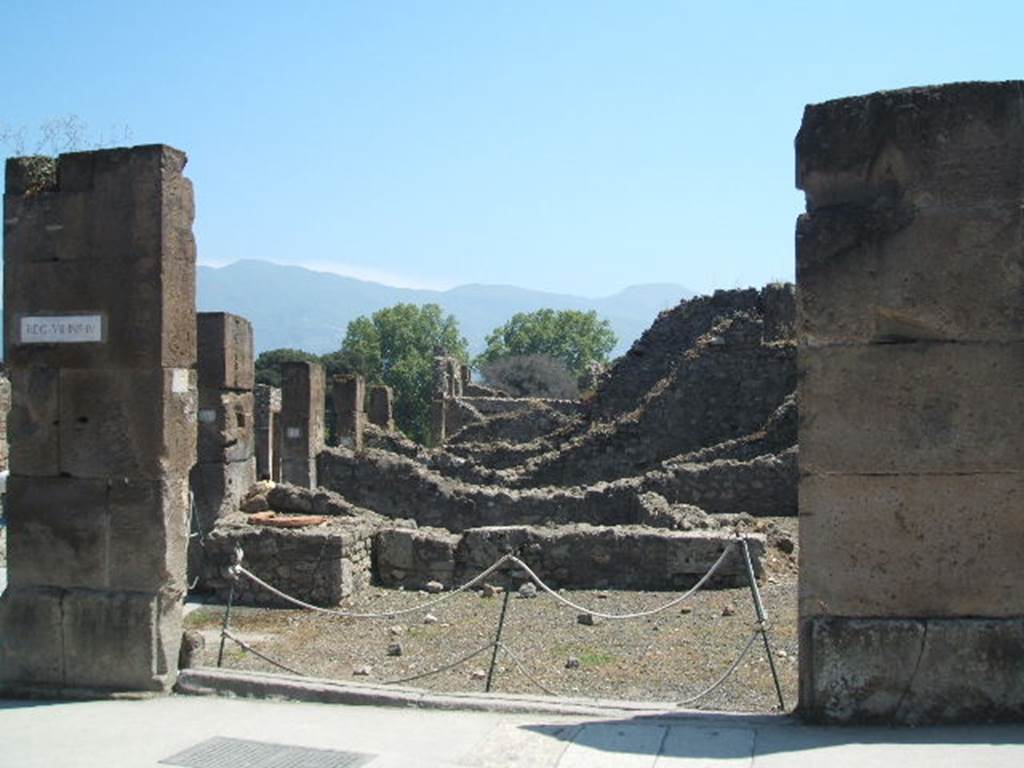 VIII.4.17 Pompeii. May 2005. Entrance on Via dell� Abbondanza. Looking south. 