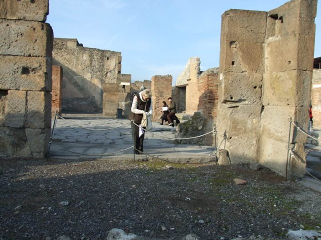 VIII.4.17 Pompeii. December 2007. Looking north from interior of shop onto Via dell� Abbondanza.