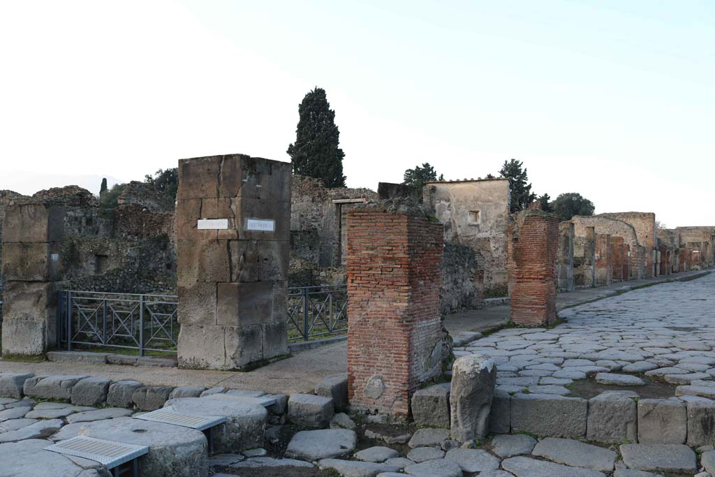 Via Stabiana, on left, with entrance VIII.4.17a, and VIII.4.17, on Via dell�Abbondanza, in centre. December 2018. 
Looking west from Holconius� crossroads. Photo courtesy of Aude Durand
