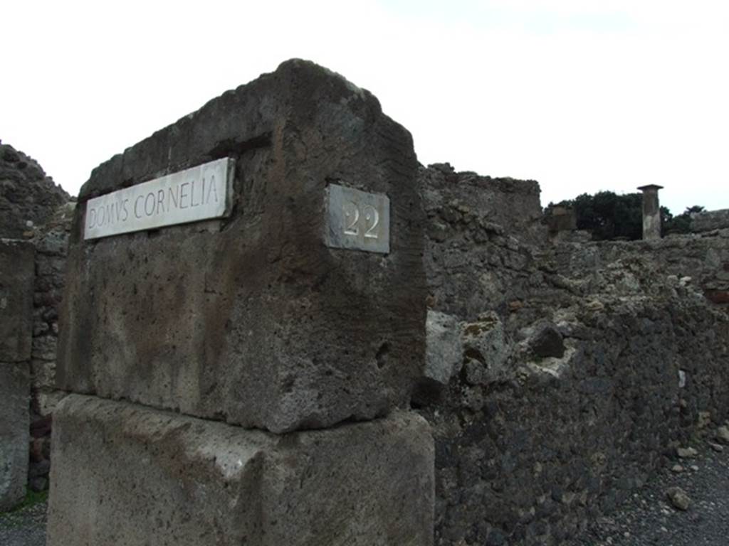 VIII.4.22 Pompeii. December 2007. Pilaster between VIII.4.23 and 22, and remains of south wall. In May 1853, found painted on this pilaster, was �
Celsu(m�)
Cm   [CIL IV 996]
See Pagano, M. and  Prisciandaro, R., 2006. Studio sulle provenienze degli oggetti rinvenuti negli scavi borbonici del regno di Napoli. Naples : Nicola Longobardi. (p.168) 

