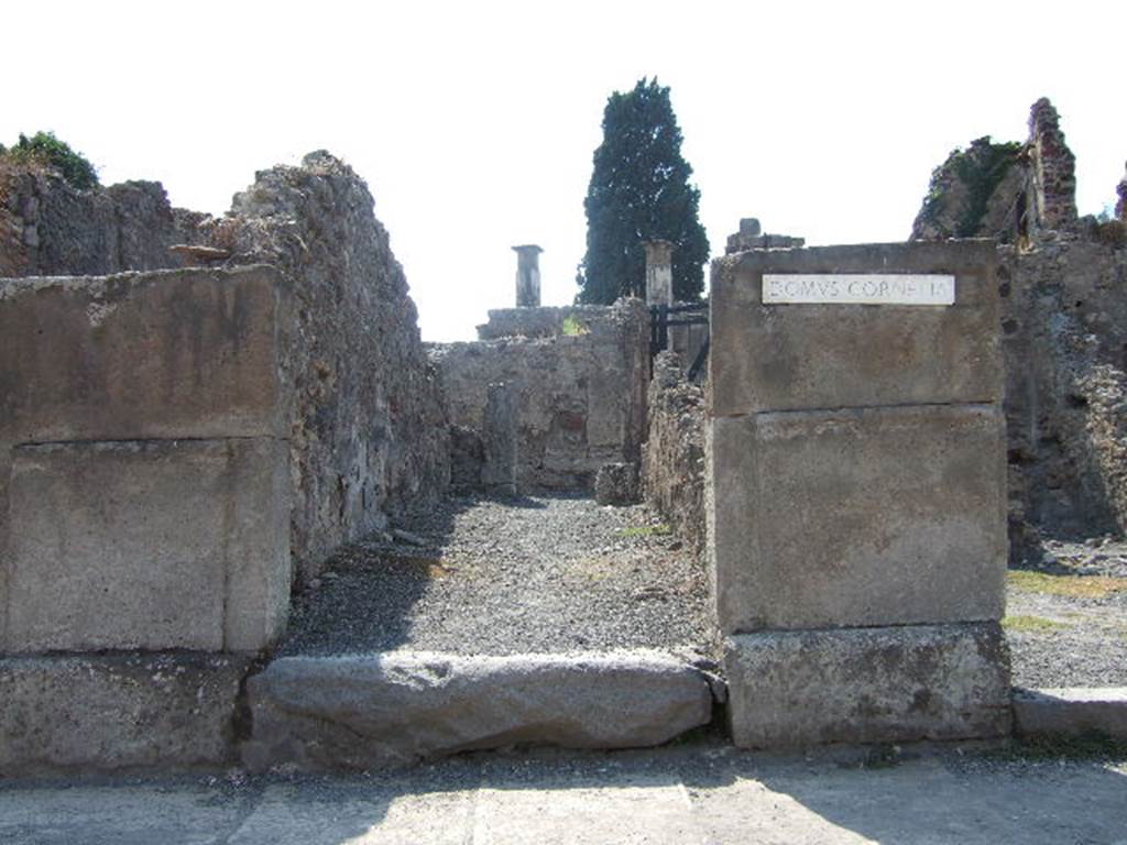 VIII.4.23 Pompeii. September 2005. Entrance looking west from Via Stabiana. In May 1853, found painted on the pilaster, on the right, between VIII.4.23 and 22, was �
Celsu(m�)
Cm   [CIL IV 996]
See Pagano, M. and Prisciandaro, R., 2006. Studio sulle provenienze degli oggetti rinvenuti negli scavi borbonici del regno di Napoli.  Naples : Nicola Longobardi. (p.168) 
