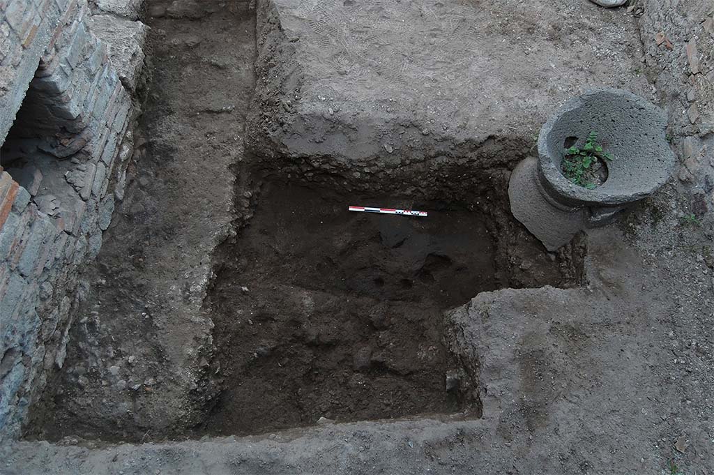 Fig. 19 � Pomp�i, boulangerie VIII 4, 26-27 � D�gagement partiel de la salle situ�e au sud du four.
Pris de l�ouest. Clich� : S. Aho /EFR.
