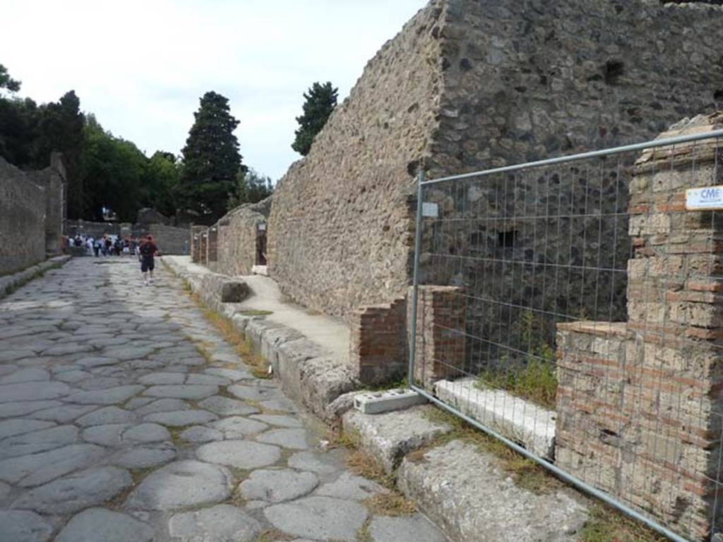 VIII.4.33 Pompeii, on right. September 2015. Looking west along north side of Via del Tempio d�Iside.