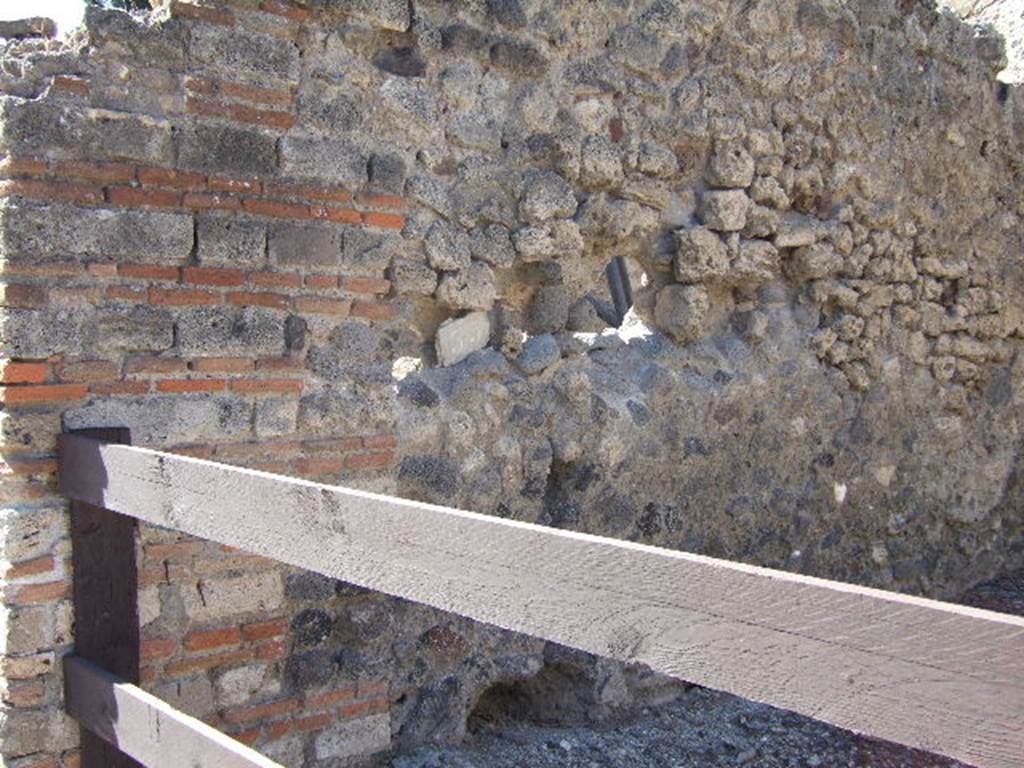 VIII.4.35 with number plaque balanced on stone of wall.  September 2005.