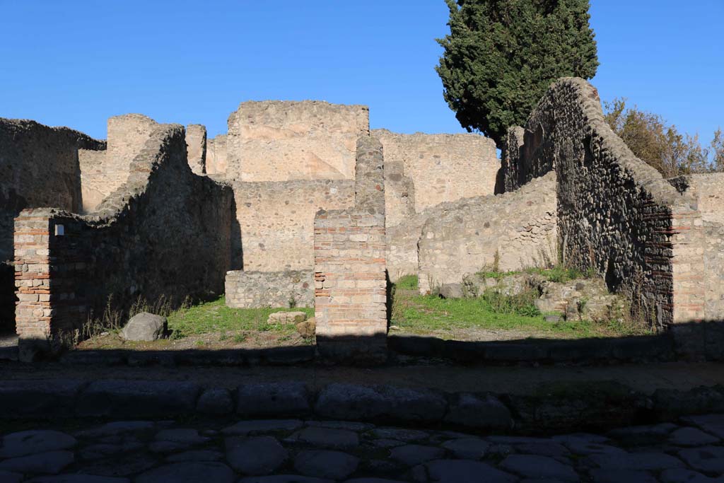 VIII.4.36 Pompeii, on left, and VIII.4.35, on right. December 2018. Looking north on Via del Tempio d�Iside. Photo courtesy of Aude Durand.