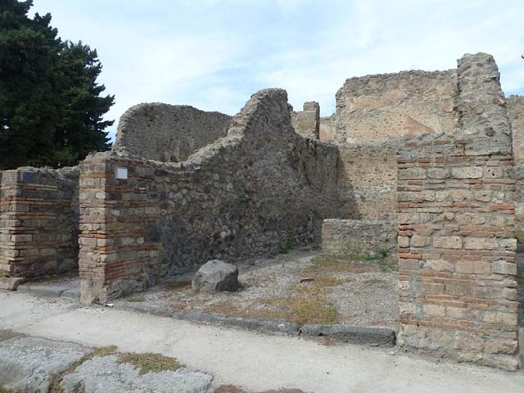VIII.4.37 Pompeii, on left and VIII.4.36, in centre. September 2015. Looking north to entrance doorways on north side of Via del Tempio d�Iside.