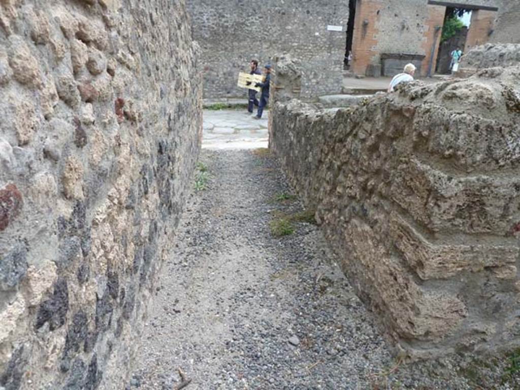 VIII.4.37 Pompeii. September 2015. Entrance corridor leading south to Via del Tempio d�Iside.

