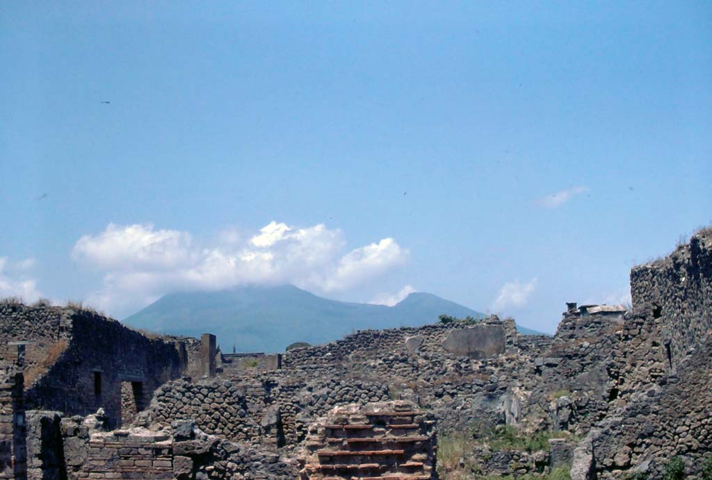 VIII.4.39 Pompeii on right, and VIII.4.40a on left. July 1980. Looking north to entrances from Via del Tempio d�Iside.
Photo courtesy of Rick Bauer, from Dr George Fay�s slides collection.


