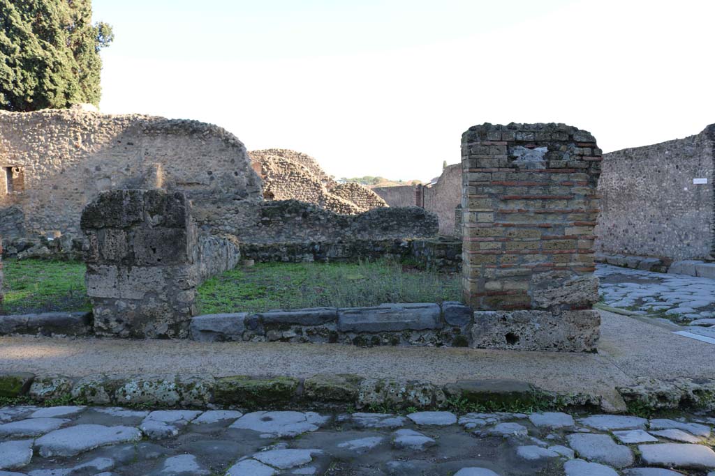 VIII.4.40 Pompeii. December 2018. 
Looking east at corner junction of Via dei Teatri, lower left, and Via del Tempio d�Iside, on right. Photo courtesy of Aude Durand.
