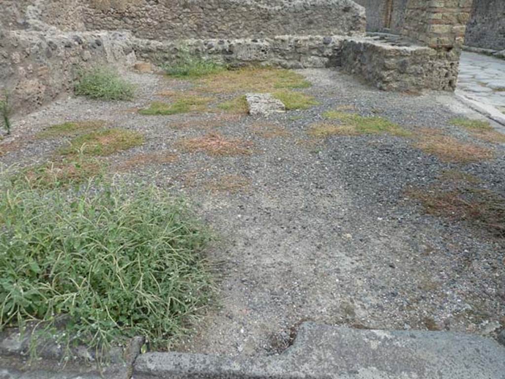 VIII.4.40 Pompeii. September 2015. Entrance doorway, looking east. On the right is the other entrance at VIII.4.40a on Via del Tempio d�Iside.

