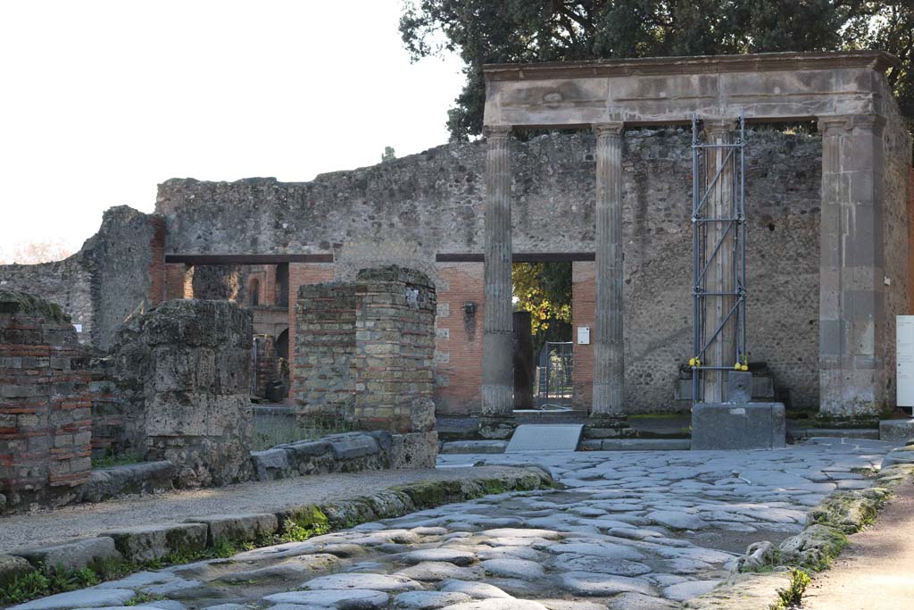 VIII.4.41 Pompeii and VIII.4.40, on left. December 2018. 
Looking south-east towards entrance doorways, on left, from Via dei Teatri across junction to Via del Tempio d�Iside.
Photo courtesy of Aude Durand.

