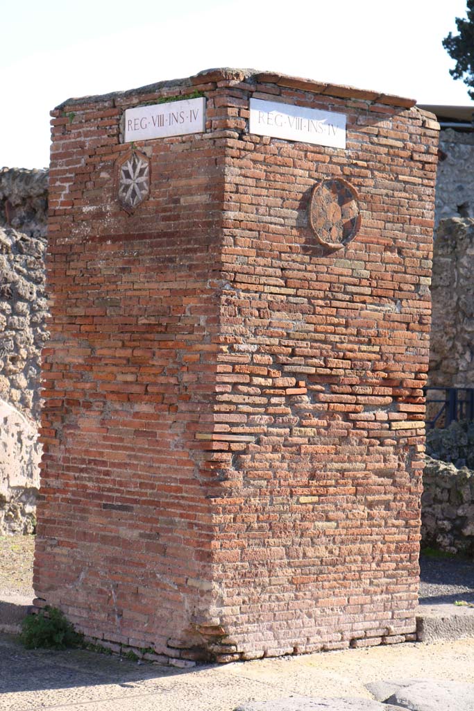 VIII.4.53 Pompeii, on right. December 2018. 
Corner pilaster between Via dell�Abbondanza, on left, and Via dei Teatri, on right.
Photo courtesy of Aude Durand.

