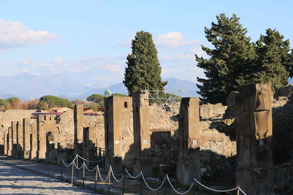 Via dell�Abbondanza, Pompeii, south side. December 2018. 
Looking south-east along Insula VIII.5, with VIII.5.3, on right. Photo courtesy of Aude Durand.

