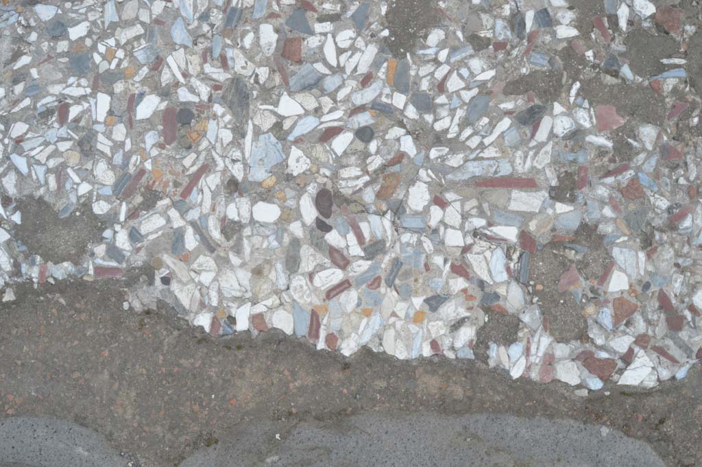 VIII.5.3 Pompeii. March 2019. Detail of pavement outside entrance doorway on Via dell�Abbondanza.
Foto Taylor Lauritsen, ERC Grant 681269 D�COR.

