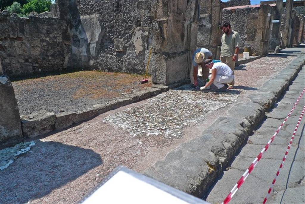 VIII.5.3 Pompeii. July 2010. Entrance doorway on Via dell�Abbondanza, looking west. Photo courtesy of Michael Binns.