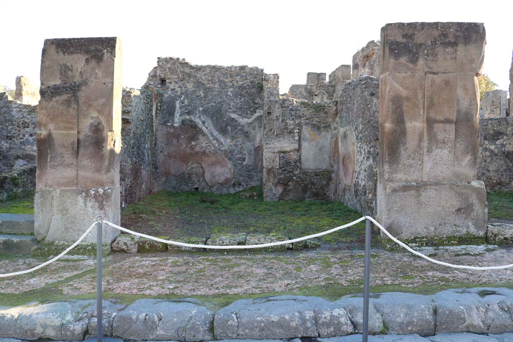 VIII.5.4, Pompeii. December 2018. Looking south to entrance doorway on Via dell�Abbondanza. Photo courtesy of Aude Durand.