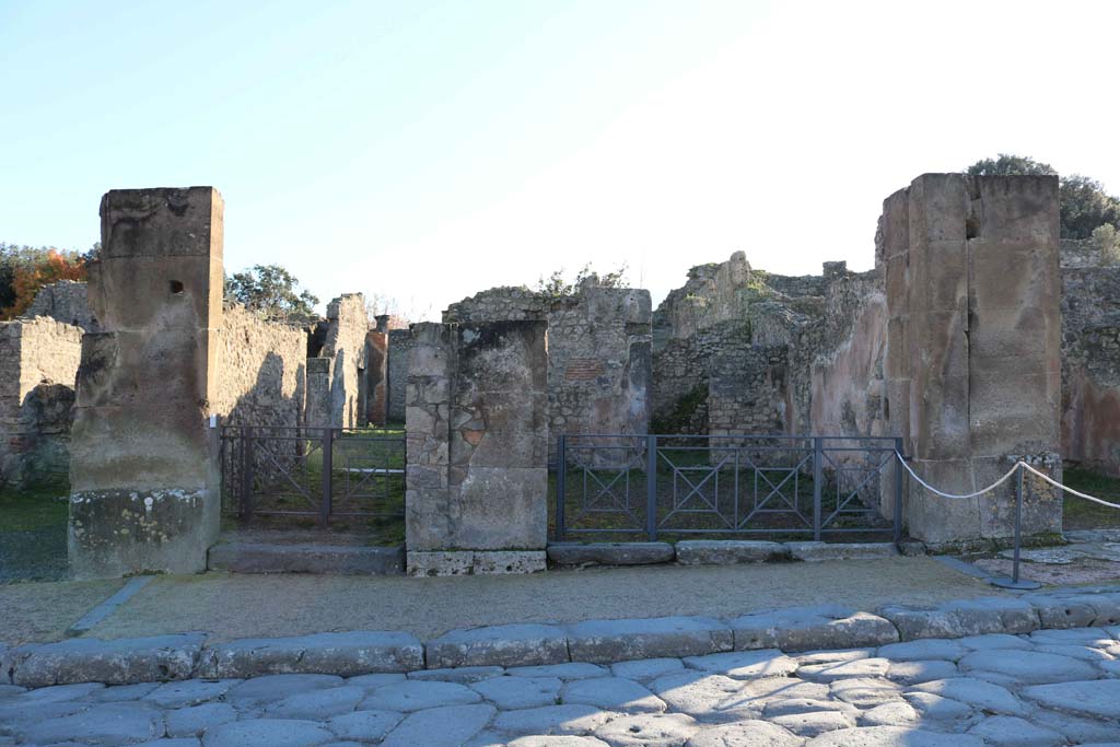 Via dell�Abbondanza, Pompeii. South side. December 2018. 
Entrance doorways, VIII.5.9, centre left, and VIII.5.8, centre right. Photo courtesy of Aude Durand.

