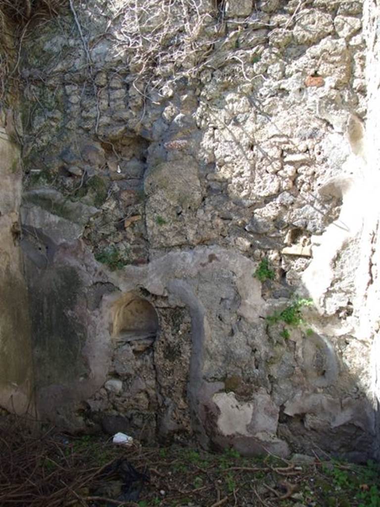 VIII.5.9 Pompeii. March 2009. Room 22, niche in west wall. According to Mau, on the back wall of a room that had been a slave’s quarters was a small niche for a lamp. See Mau, in BdI, 1883, 176