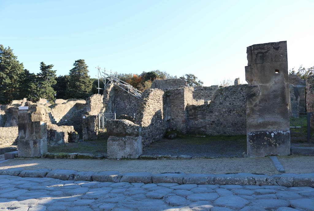 Via dell�Abbondanza, Pompeii. South side. December 2018. 
Looking south towards VIII.5.11, on left, and VIII.5.10, in centre. Photo courtesy of Aude Durand.


