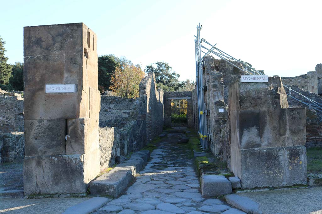 Small roadway, Pompeii. December 2018. 
Looking south between VIII.5.19, on left, and VIII.5.11, on right. 
VIII.5.18 is the small doorway in the side road, left of centre. Photo courtesy of Aude Durand.


