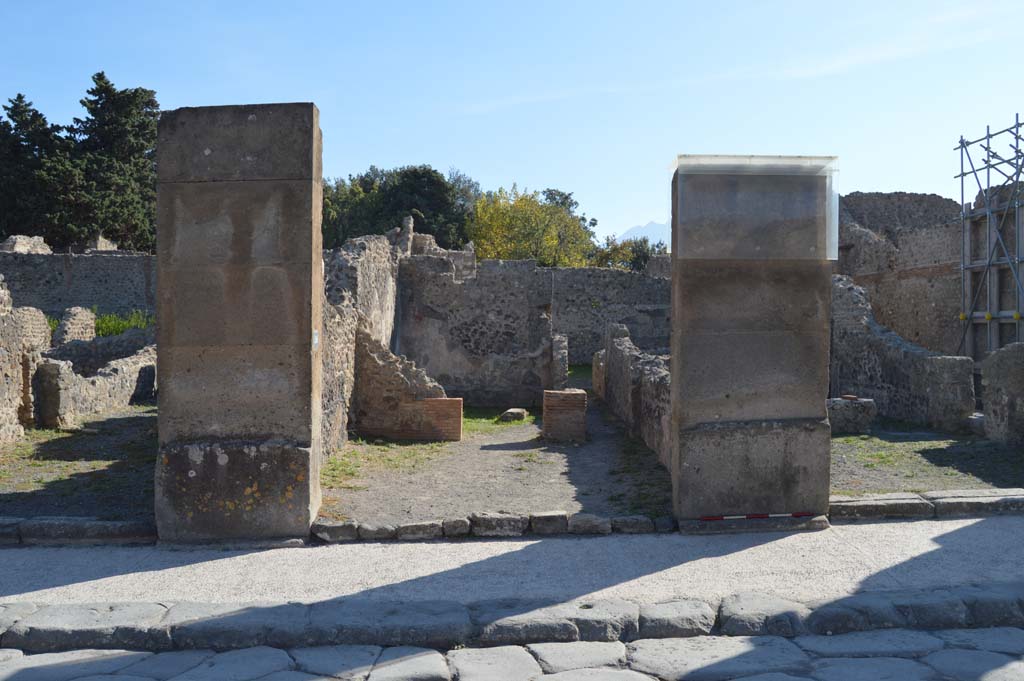 VIII.5.20 Pompeii, in centre. October 2017. Looking south towards entrance on Via dell�Abbondanza.
Foto Taylor Lauritsen, ERC Grant 681269 D�COR.

