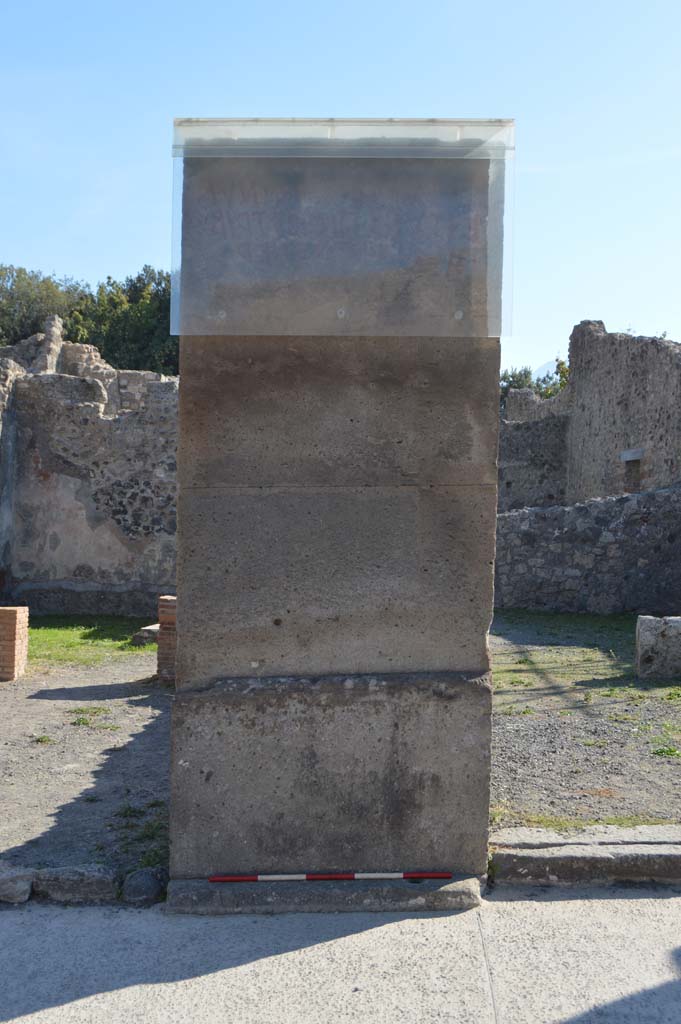 VIII.5.20 Pompeii, on left, and VIII.5.19, on right. October 2017.
Pilaster between two entrance doorways.
Foto Taylor Lauritsen, ERC Grant 681269 D�COR.
