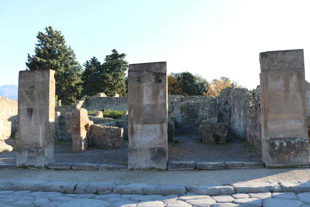 Via dell�Abbondanza, Pompeii. South side. December 2018. 
Looking south towards VIII.5.22, centre left, and VIII.5.21, on right. Photo courtesy of Aude Durand.

