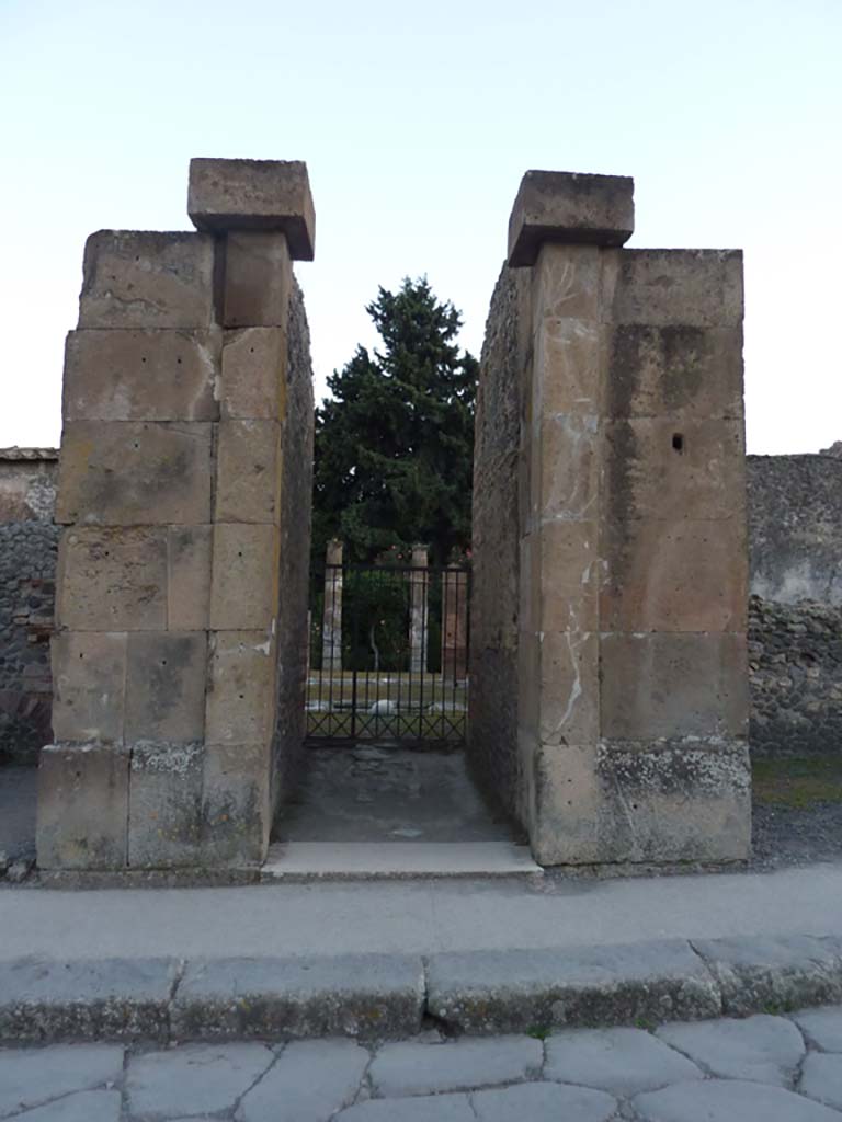VIII.5.28 Pompeii. October 2014. Looking south from Via dell’Abbondanza.
Foto Annette Haug, ERC Grant 681269 DÉCOR.
