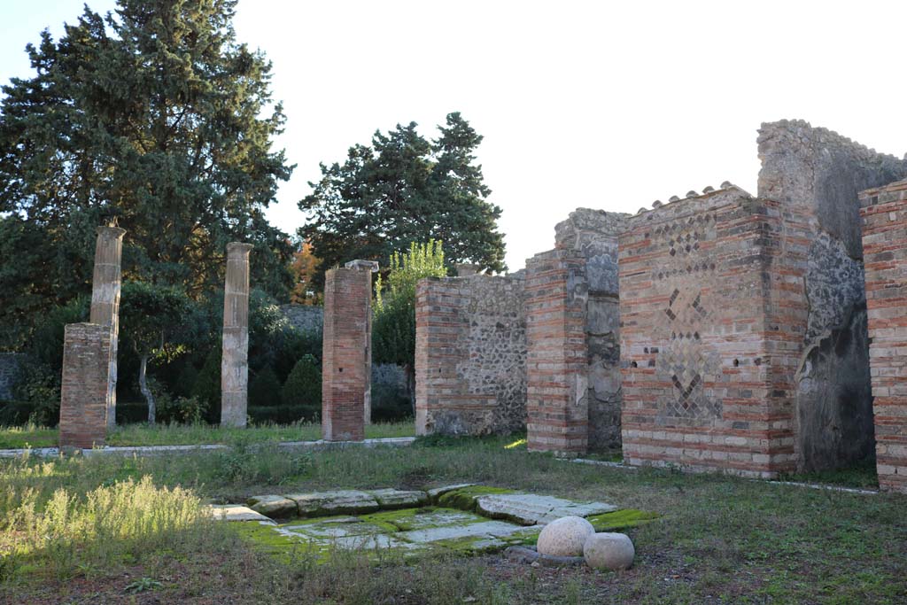 VIII.5.28 Pompeii. December 2018. Looking south-west across atrium. Photo courtesy of Aude Durand.