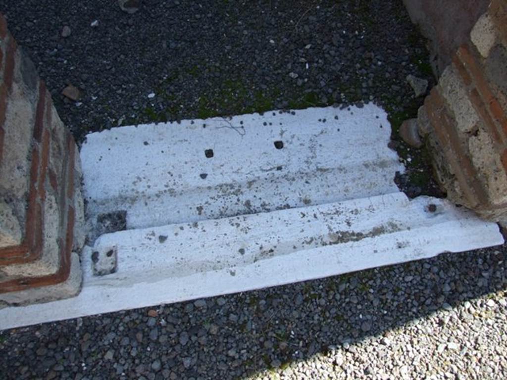 VIII.5.28 Pompeii.  March 2009.   Room 2.  Small room.  Door sill.